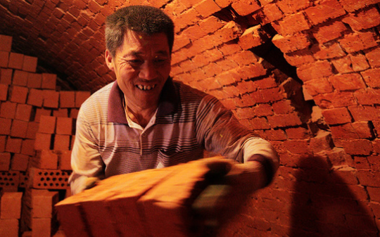 记者装疯卖傻冒死卧底黑砖窑，最终揭开“现代奴隶帝国”真相