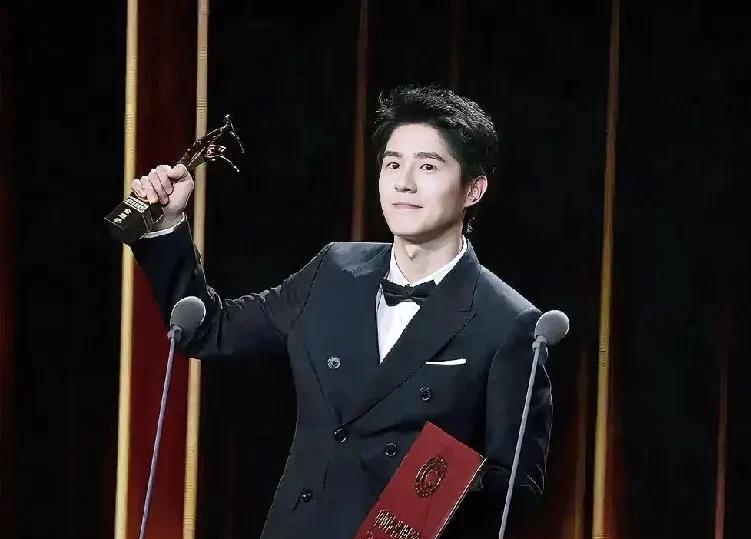 贺刘昊然斩获金鹿奖最佳男演员
在第20届中国长春电影节的璀璨舞台上，刘昊然宛如一