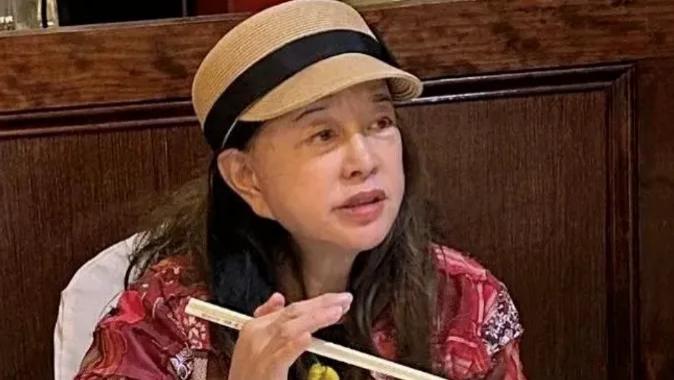 74岁刘晓庆素颜亮相美国，五官老态毕现