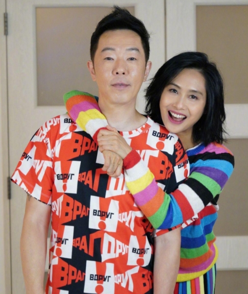 那年，黄贯中的父亲对朱茵拳打脚踢，黄贯中得知后大发雷霆，对着媒体喊话:“别看你是