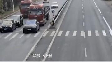 天堂有路你不走，地狱无门你闯进来。
交通安全警示教育视频，大妈人行道上横穿马路，