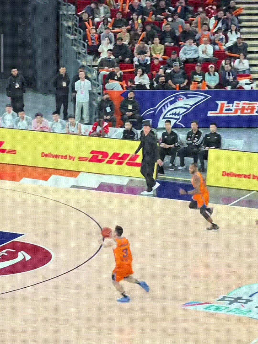 弗格确实老了，这球跑那几步就能看出！
上海对阵四川的比赛，弗格来了个大囧！快攻上