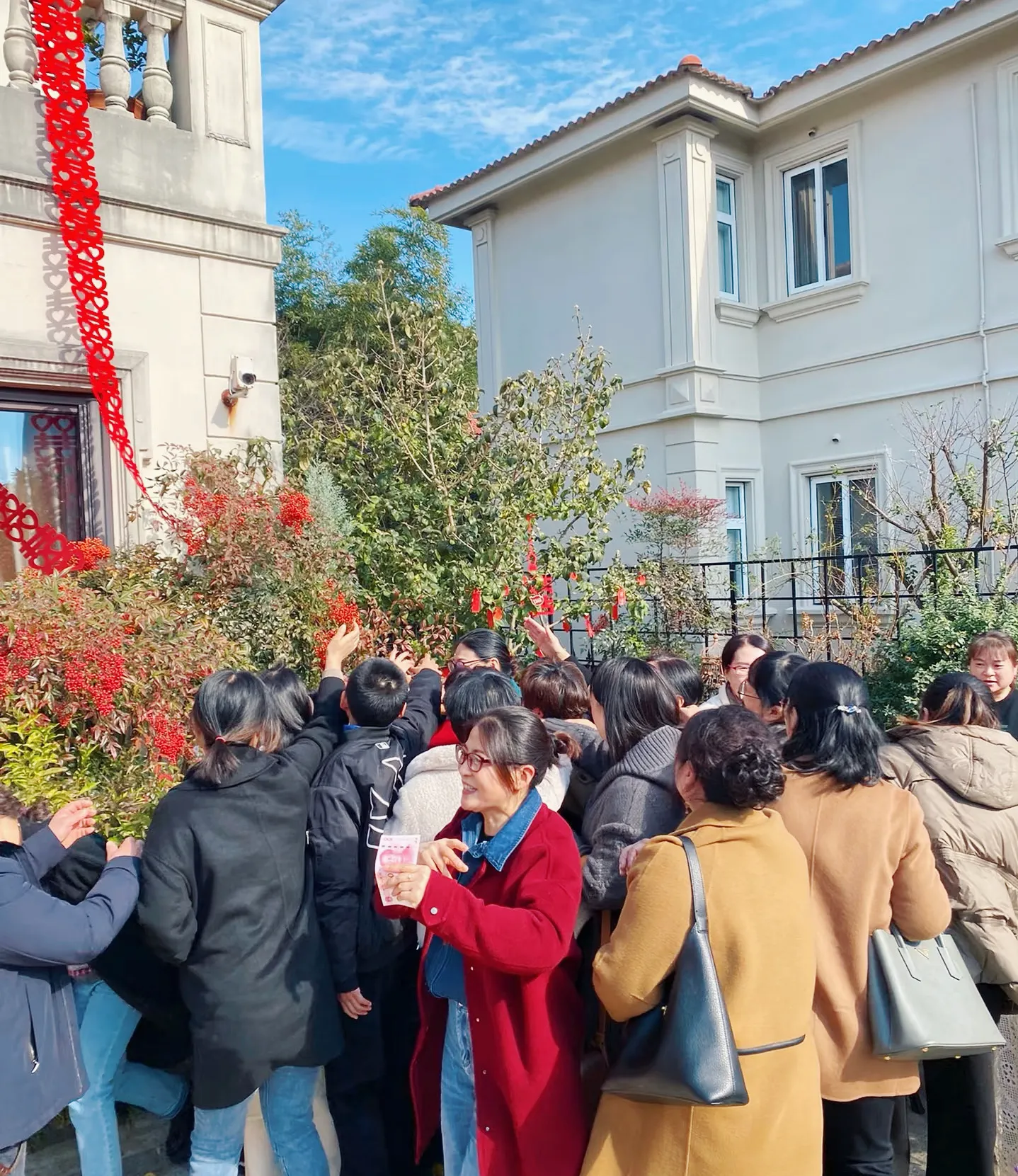 这新郎太尴尬了吧，安徽一新郎接亲，在接亲过程中，新郎跟伴郎乘坐婚车，来到新娘娘家