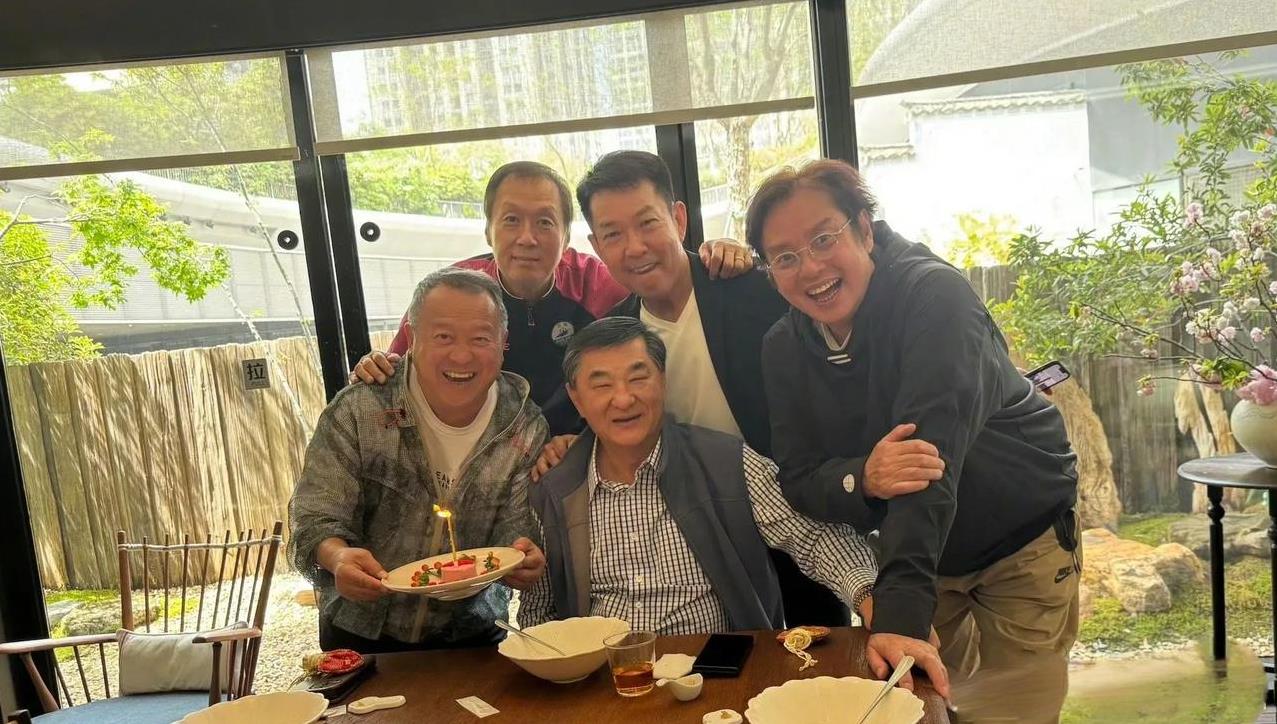 谭咏麟也太“坏”了吧！曾志伟还能笑的出来……[捂脸]
4月14日，谭咏麟在社交平