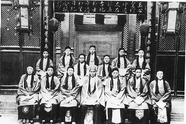 《义和团，红灯照》是《中国历史上劳动人民反孔批儒歌谣选》中的一首歌谣，原文是：“