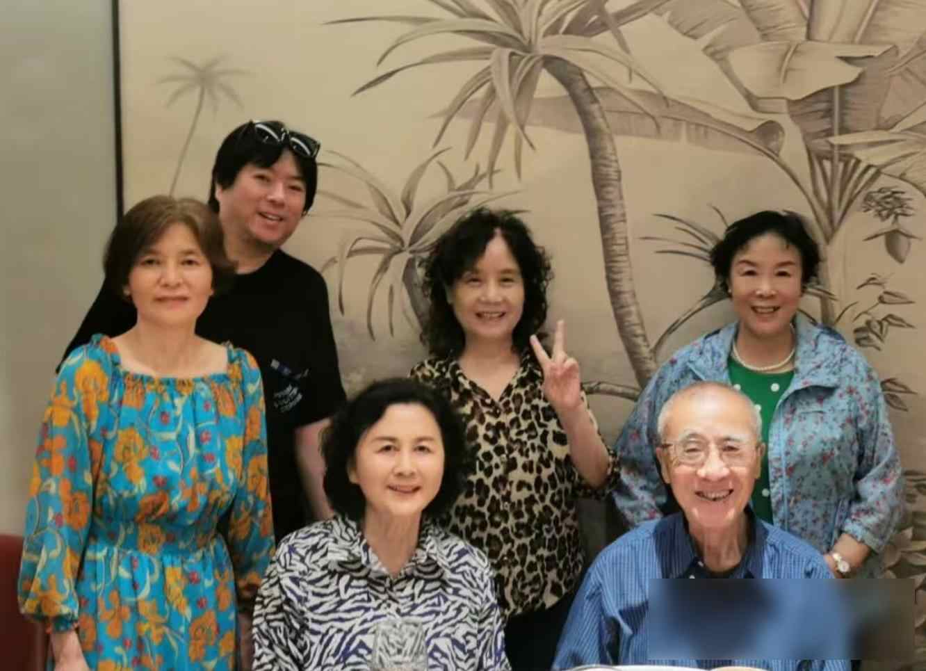 56岁高晓松与高中女友相约聚会，晒二人恋爱时合影，被嘲像两代