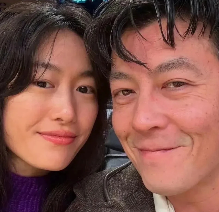 近日，陈冠希和老婆秦舒培现身国外赛场看球赛，这一画面吸引了不少目光。当天，陈冠希