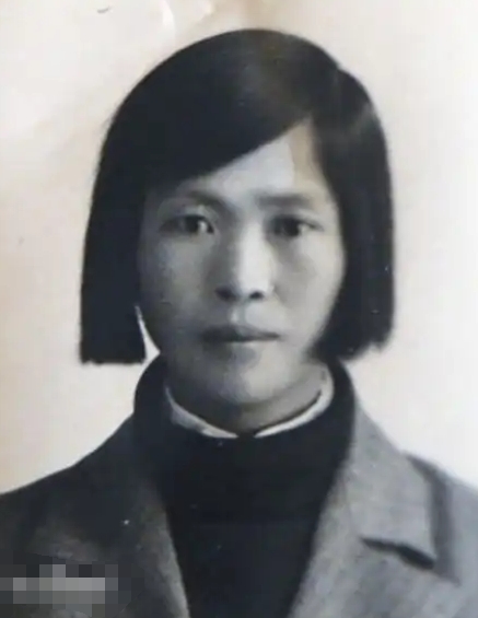 1984年，贺子珍临终前请求安葬于北京，邓小平知道后连下两道命令。
贺子珍，19