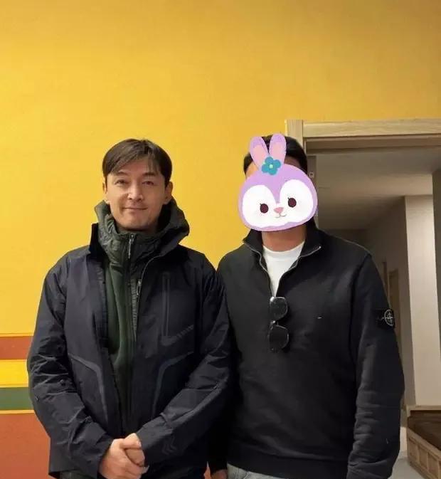 他的近况曝光！和海清等人在西藏默默做公益，令人佩服。
他尽管是大明星，他们做公益