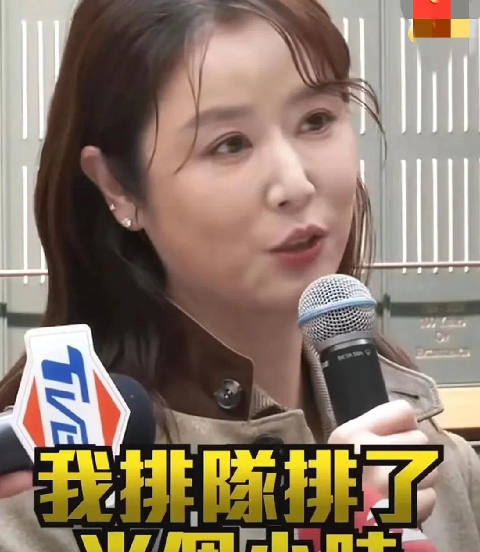 林心如接受采访时说：“我女儿想要labubu，我带着她排队排了半个小时，好不容易