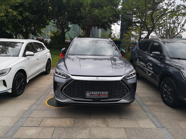 历时118天我来交作业啦
上午提完车就加了一箱油四百多
下午就跑上高速啦
车道保