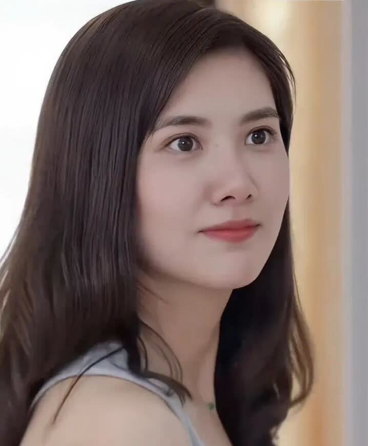 她的颜值真的高，比赵丽颖漂亮，因演“苏萌”一角色，演技到位，得到了观众的认可，不