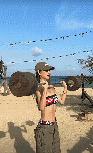 那杠铃估计是纸糊的吗？[捂脸]