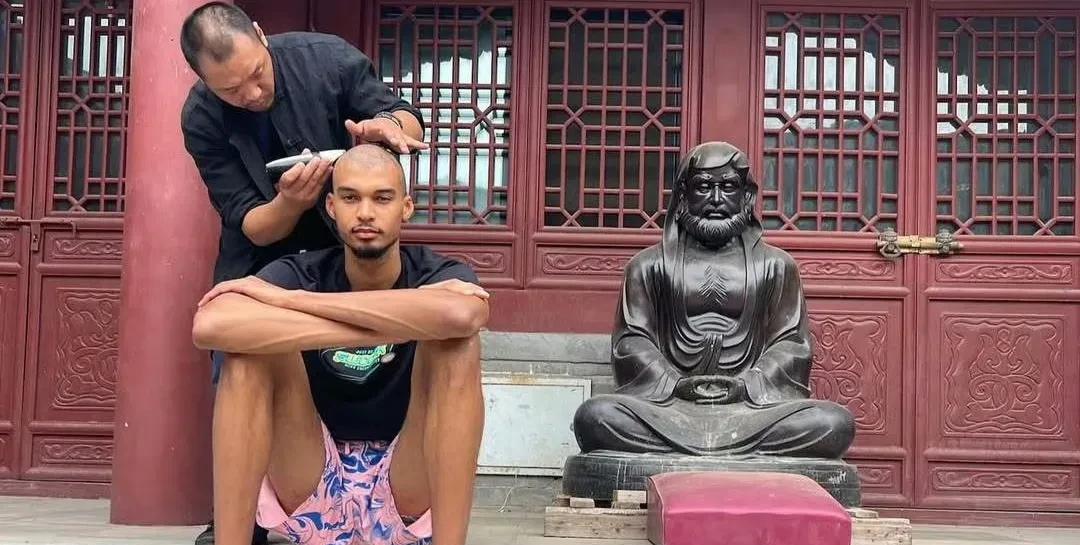 文班亚马还好当初去少林寺进修时没跟释永信接触，要不然大失所望。
文班亚马之前在少