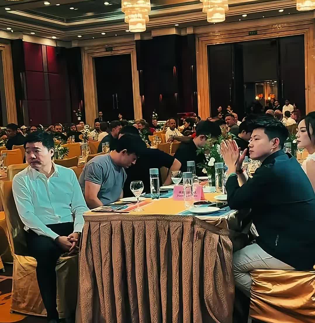 为什么私下里丁俊晖和赵心童不可能在一起训练
1、俩人本来就不是一路人，私下里应