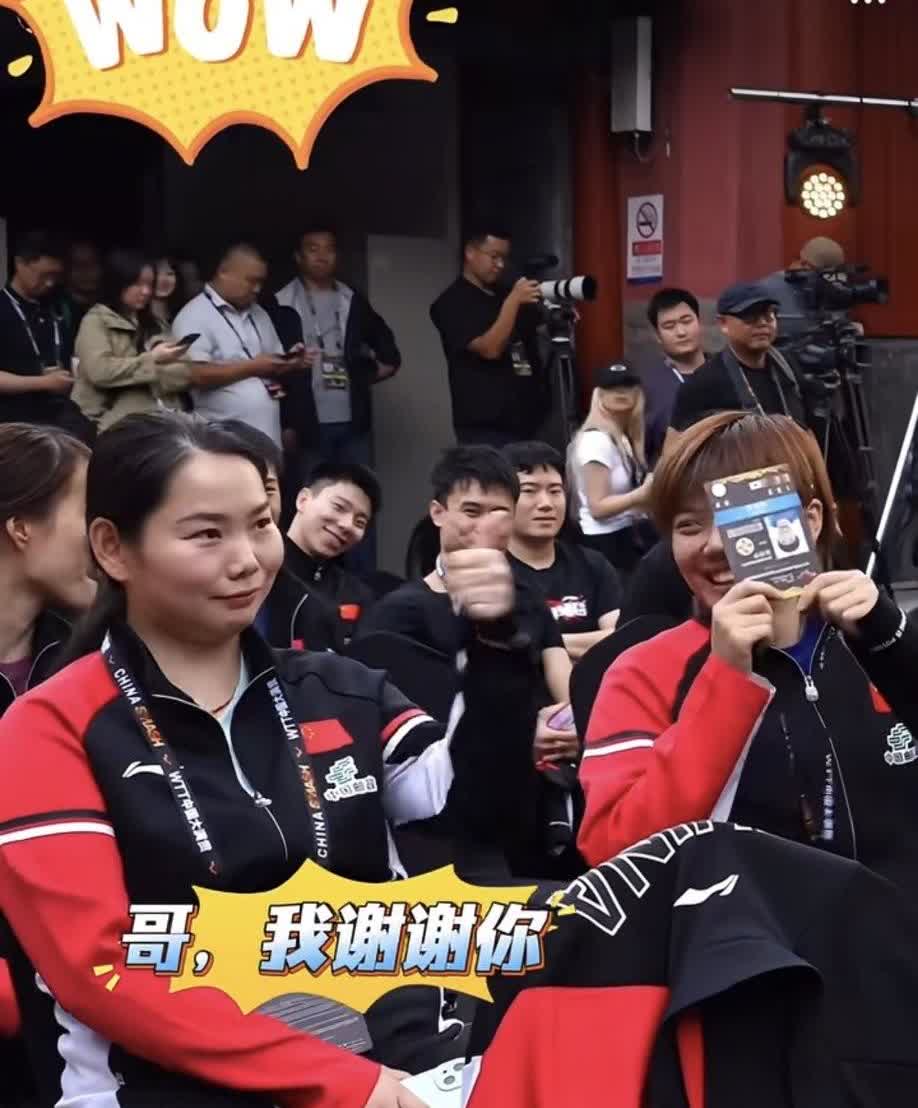 佳佳：哥，我谢谢你！
甜甜：妹，我谢谢你！
佳佳这大拇指是:“你给我等着的意
