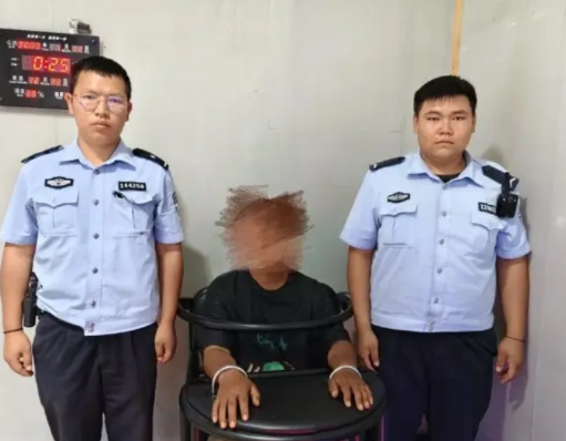 小偷也疯狂！男女盗窃后嚣张喊话警方“来抓我呀”
“我不怕坐牢，我又不是没坐过你们
