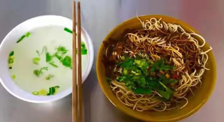 窝子面作为一种特色小吃引进到邓州。窝子面已成为邓州人早餐的首选。
听说，热干面起