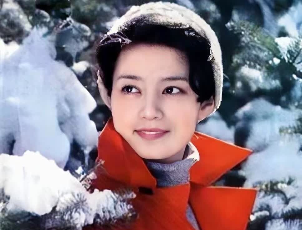 潘虹一脸凶相算不算顶级美女，看她与巩俐、林青霞合照你就有答案