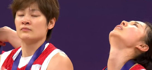 颁奖环节，女篮的姑娘们纷纷落泪

这是进入21世纪以来，中国女篮在亚洲杯的第3次