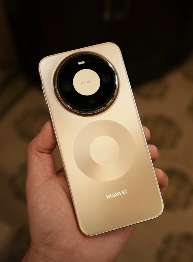 首发溢价是市场规律，不知道有什么好喷的
物以稀为贵，想要的人多，供不应求，价格就