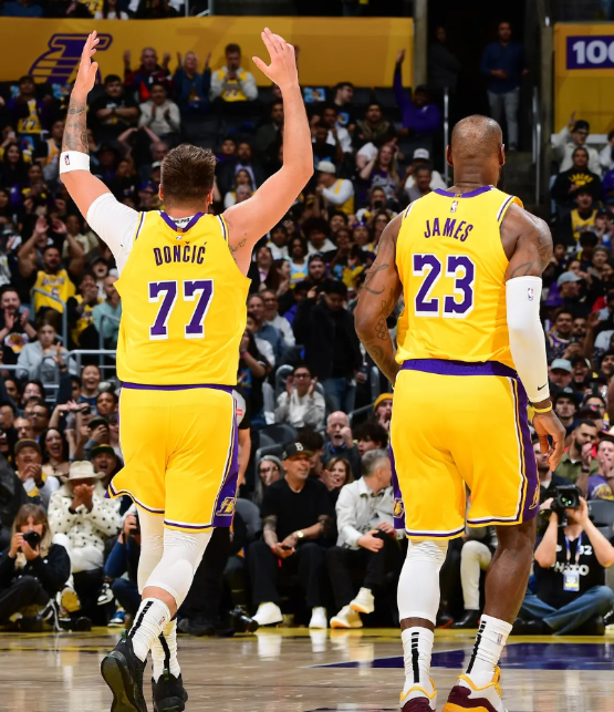 湖人拥有两大持球核心，在NBA历史上是唯一的。NBA过去的打法都是控卫负责掌握球
