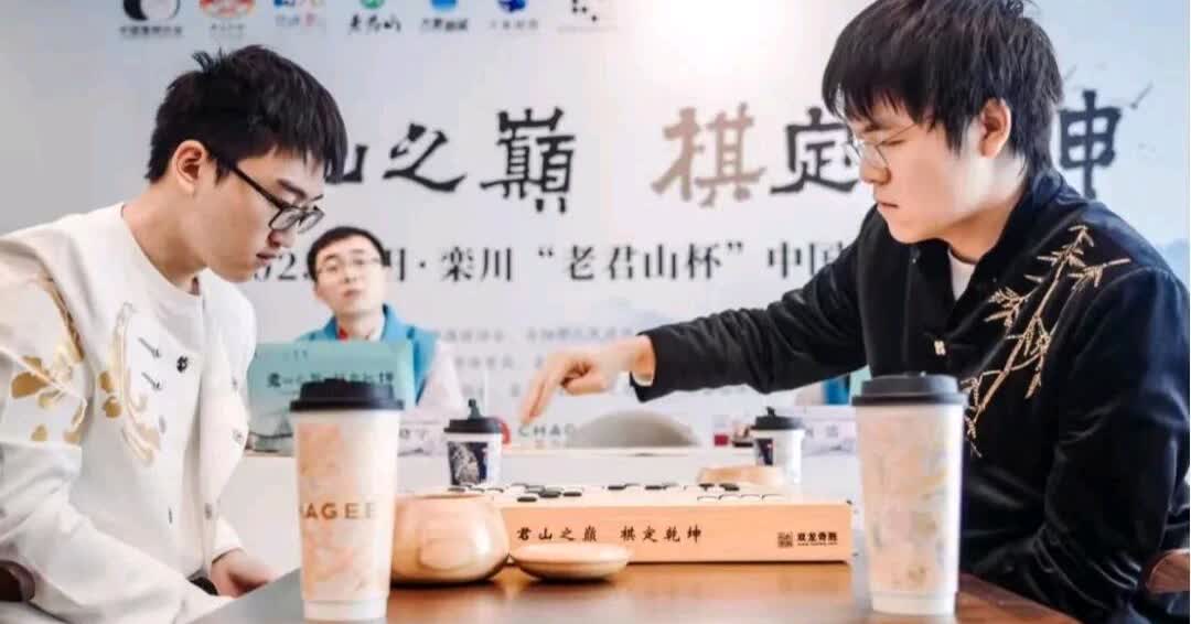 [抠鼻]第二局棋圣战结束了。双方打成一比一平。
       这局柯洁有点不发