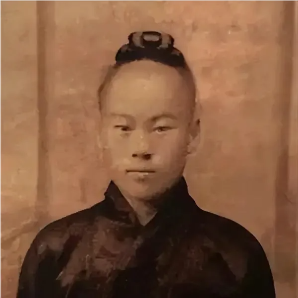 1938年，道士毕云路过日军哨卡时，因为没有向日军鞠躬，被打得半死。毕云大怒，伤