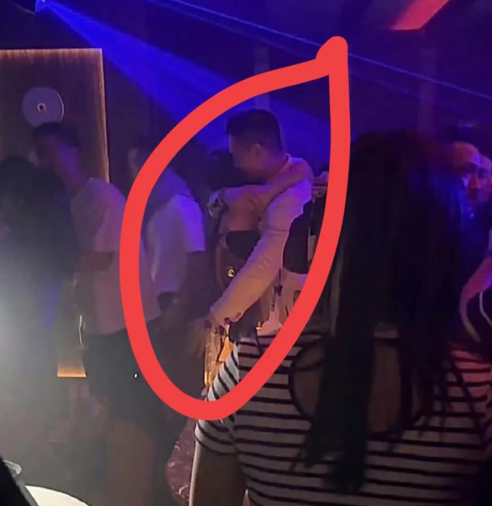 李乘德，胡杏儿的老公 ，彻底摊牌，不装了！
他今天轻描淡写地在网上发了回应，总