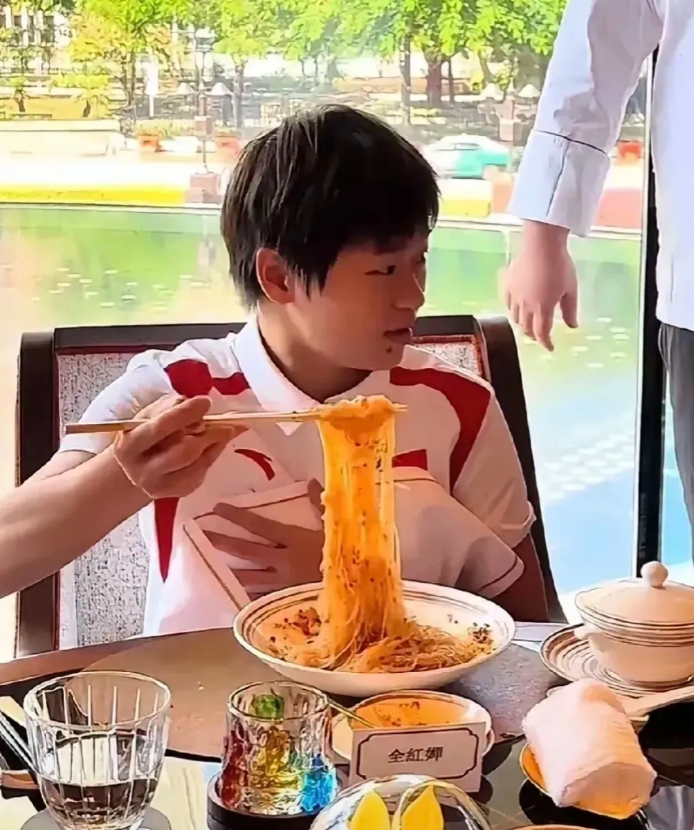 其实就算不跳水了，全红婵希望得到很多粉丝的继续支持，也是需要关注嘴巴的。一些人觉