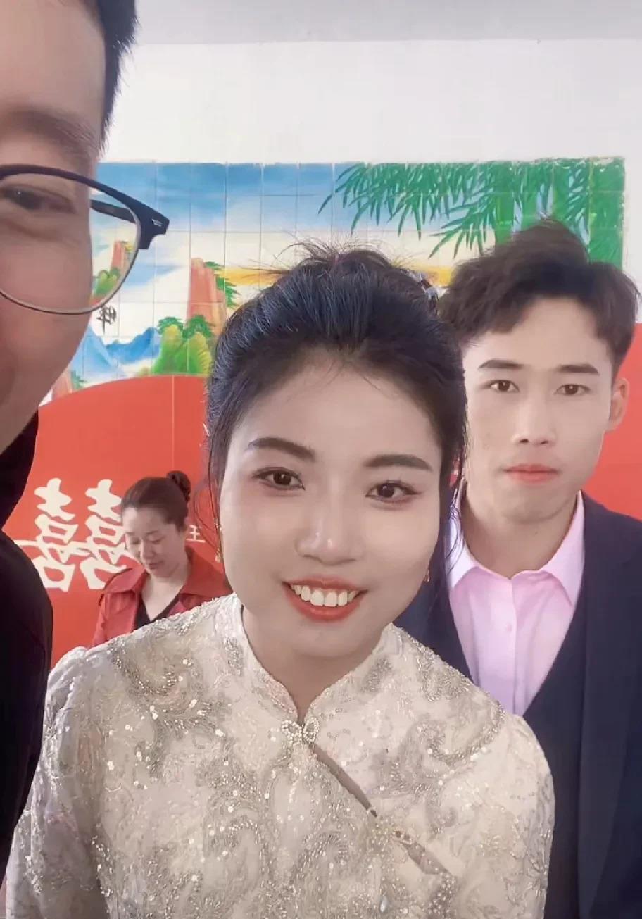 晒图笔记大赛昨儿个傻大妮家可热闹了！ 大伙儿盼了好久的准儿媳总算在直播间露脸了，