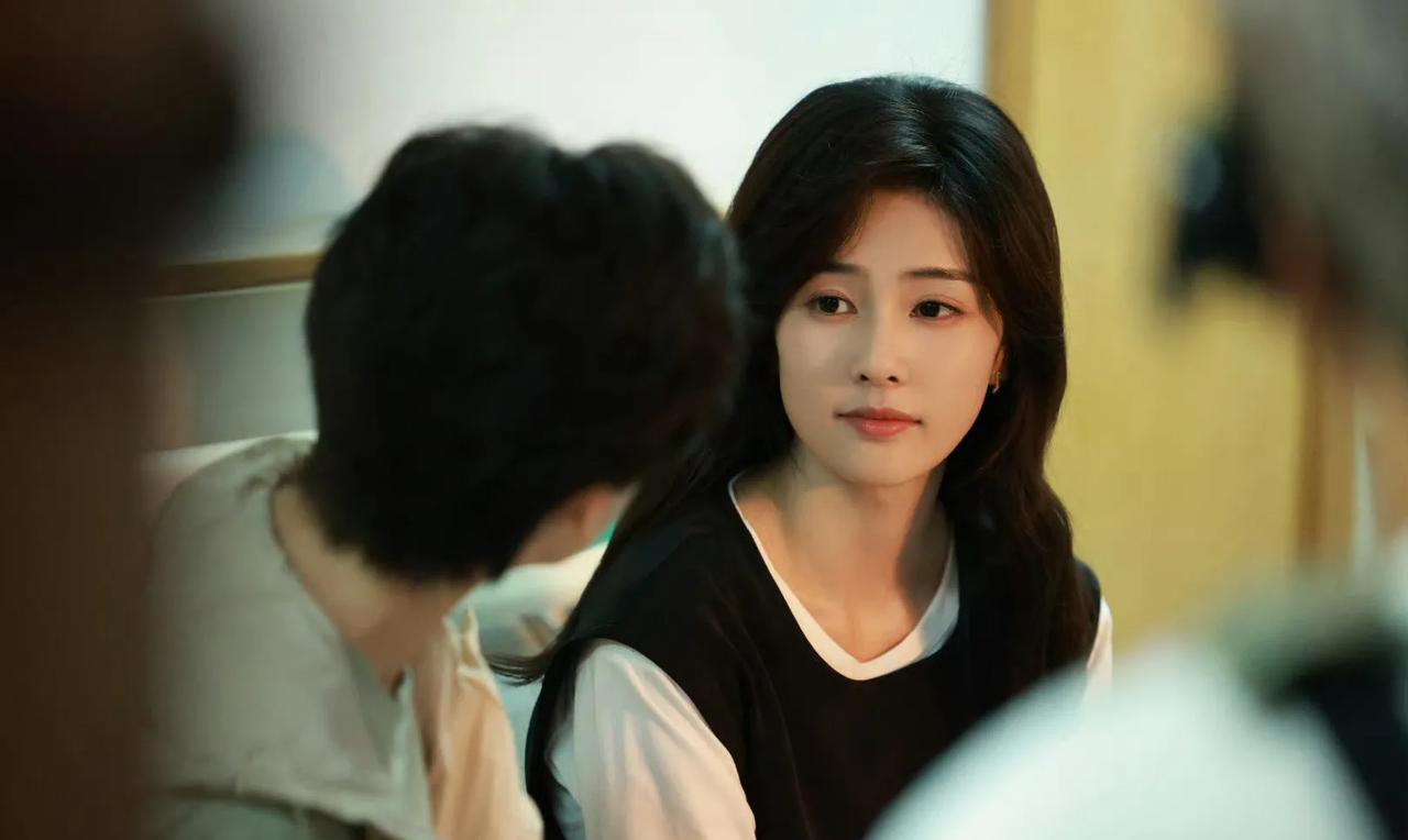 在影视竞争激烈的当下，白鹿凭借年代剧《北上》成功实现演技与实绩的双重突破！这部于