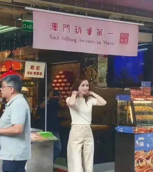 37岁杨颖境遇大不同：从顶流跌落，为小店站台引唏嘘
“三十年河东，三十年河西”，