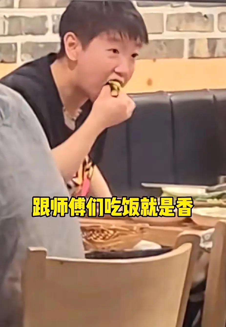 莎莎干饭超接地气
咱莎宝和杨广弟、邱贻可一起吃饭啦！视频里，莎莎那叫一个大口吃肉