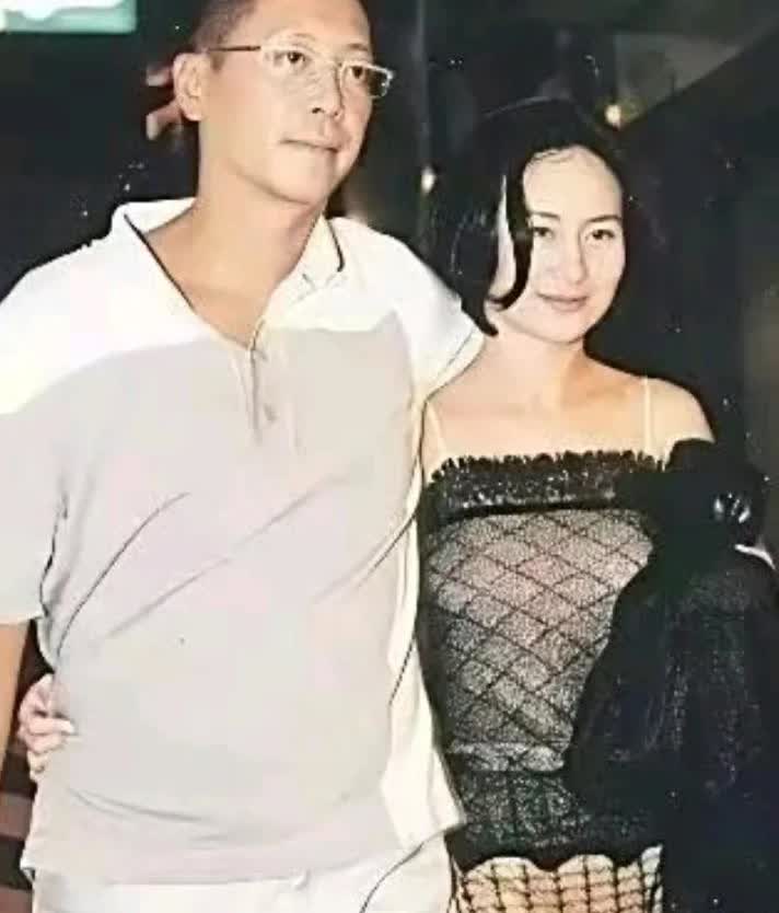 当年许晋亨与妻子何超琼一起逛夜市时的一张留影，当时的何超琼衣着大胆而豪放，只是一
