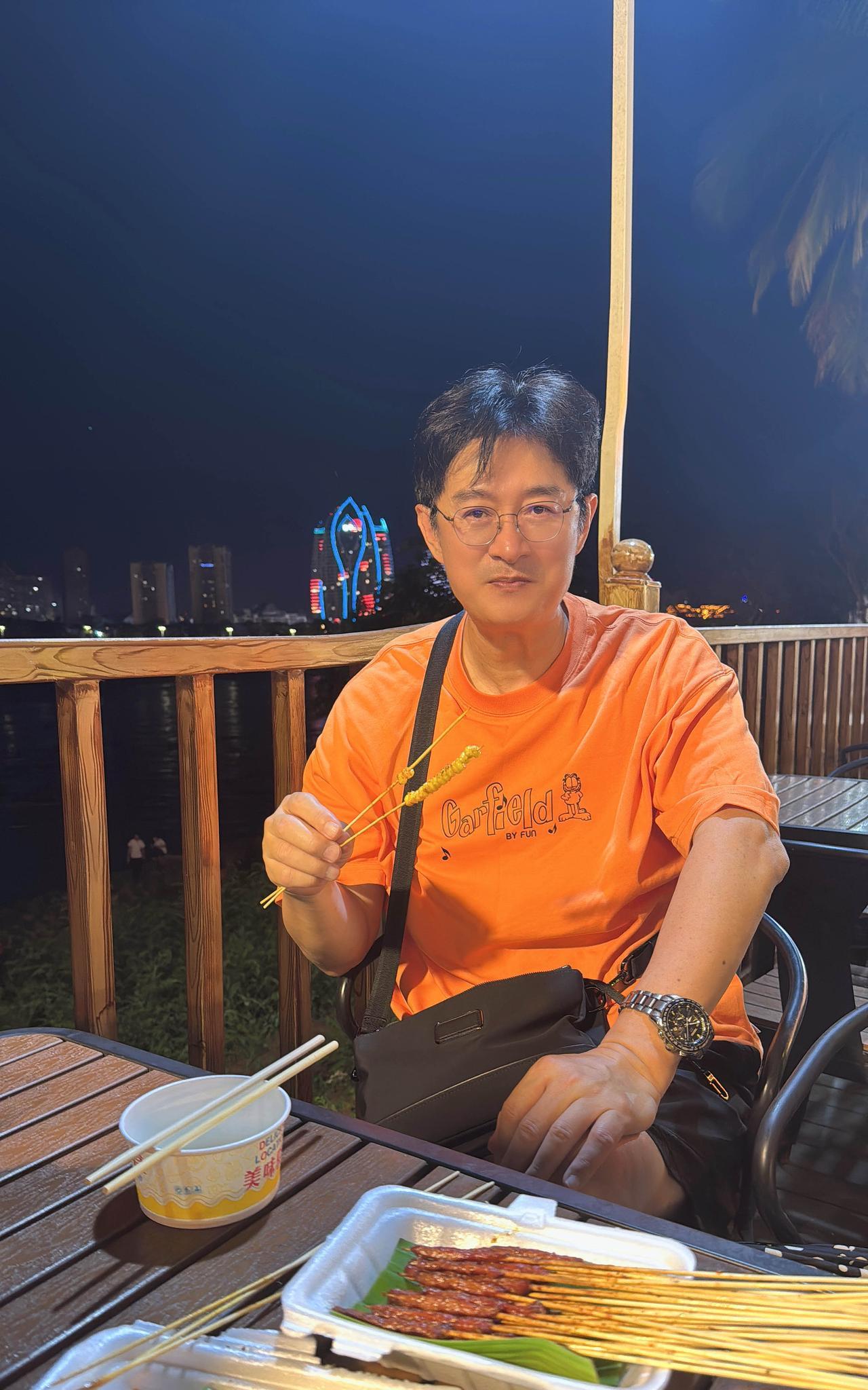 在西双版纳 星光夜市吃烧烤，背后是澜沧江，江水有气势。
