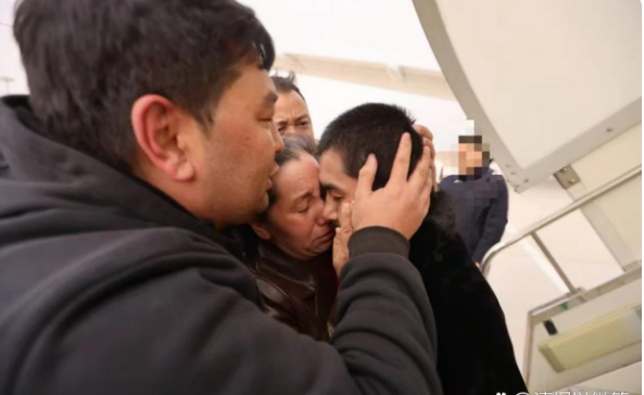 昨天，40名中国籍偷渡人员从泰国被遣返回国。图为被遣返人员在机场与家人团聚。
这