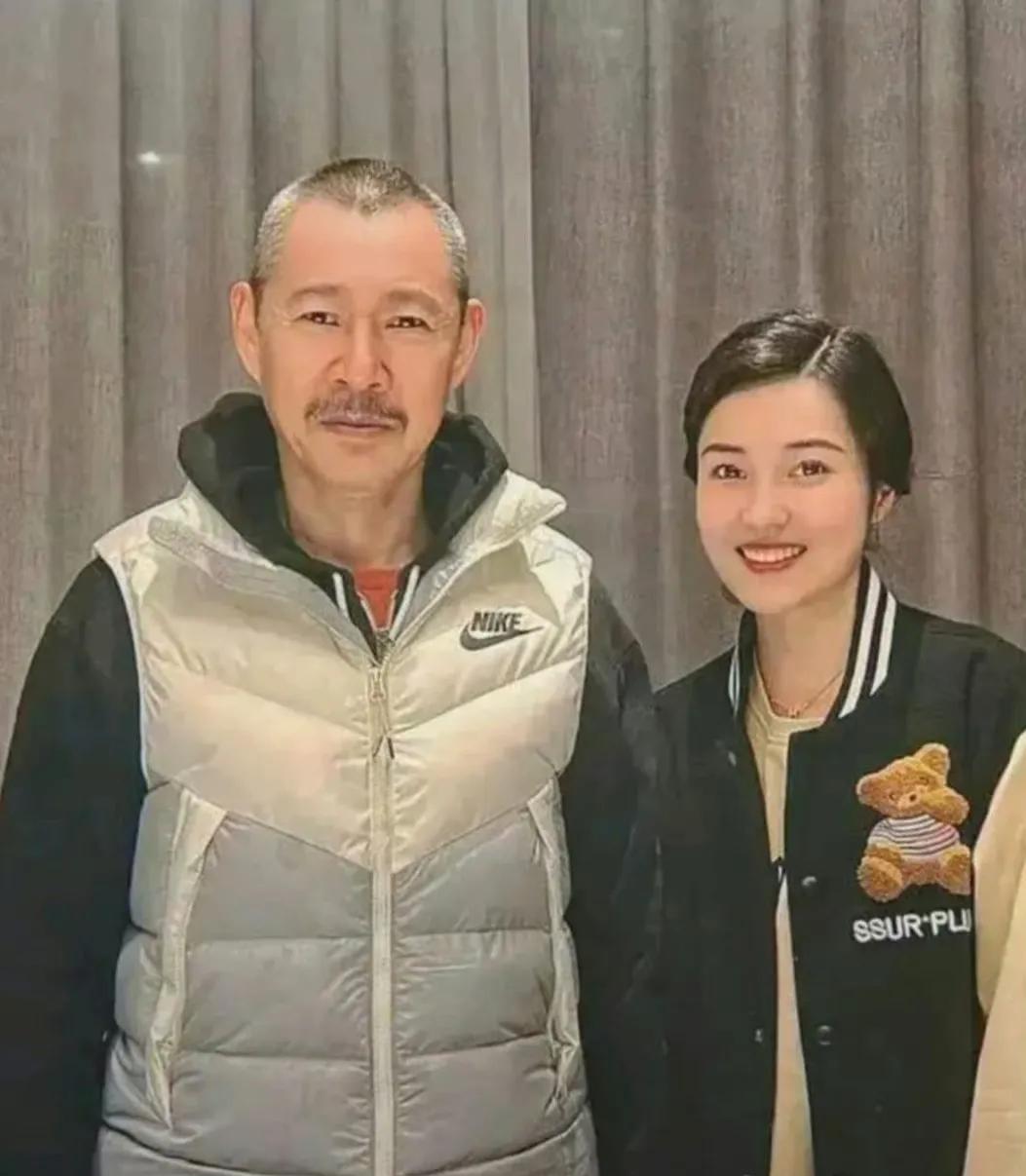 张丰毅缺席儿子婚礼的背后，藏着一位老父亲别扭却实在的考量。2015年张博宇的27