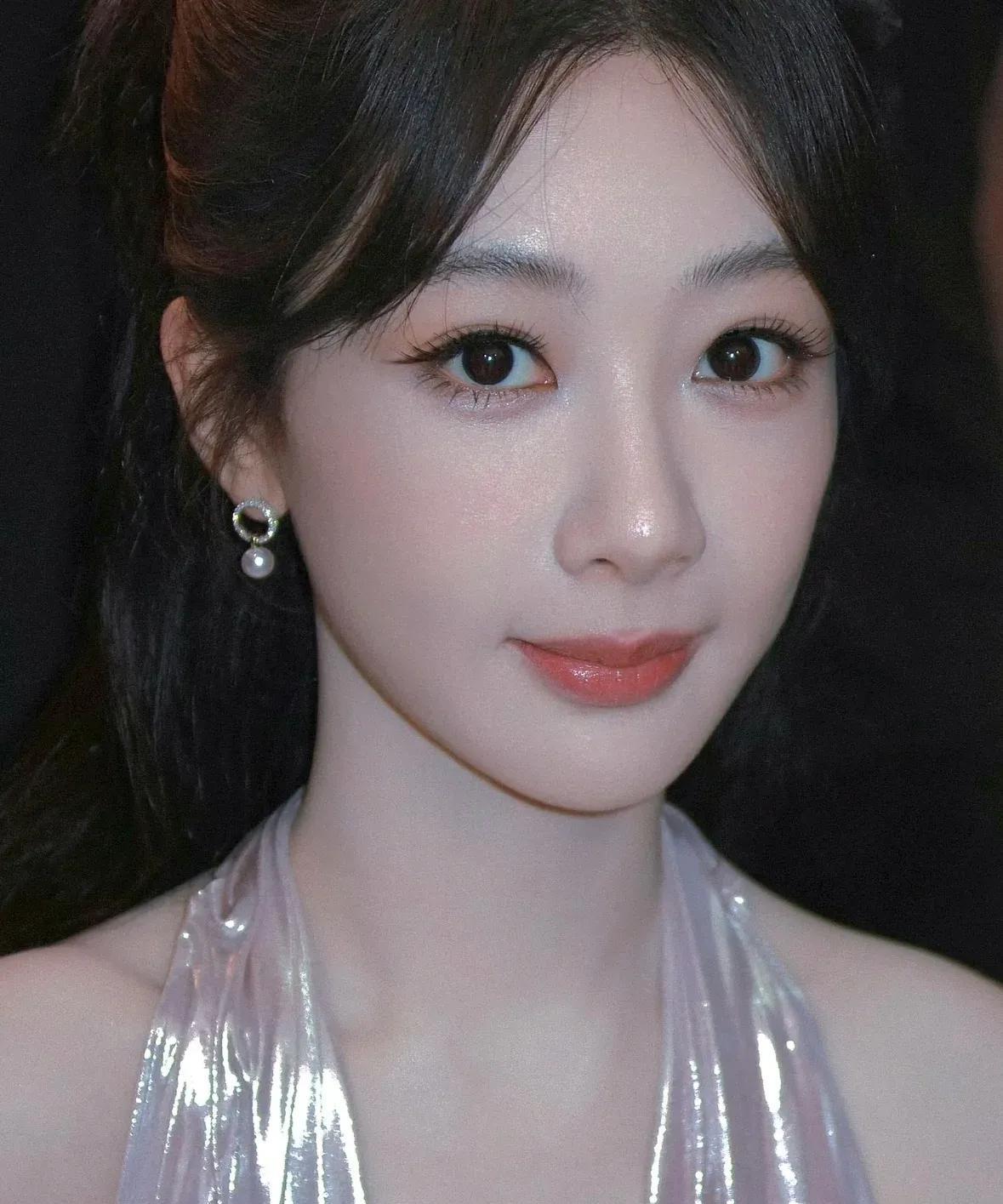 杨紫真是典型的女大十八变，越变越好看，现在好有气质啊。#杨紫#