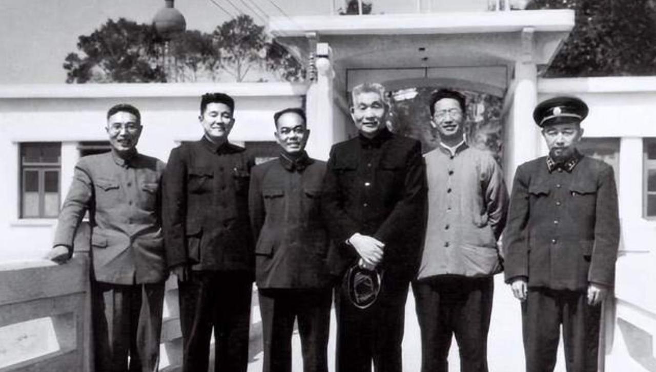 某年，海军副司令周希汉中将前往广州养病，恰逢某首长南下视察。秘书提出：“周司令，
