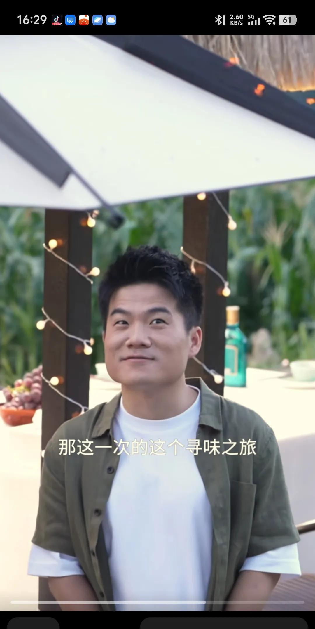跟随宇辉拍摄寻味山海的当地记者
分享有趣事，他说最近大家都在聊这个寻味山海的录制