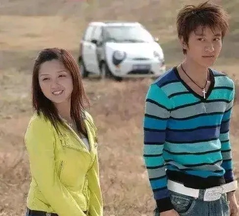 这时的贾乃亮好青涩哦，妥妥的黄毛形象。