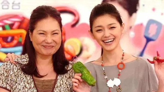 网友晒出马筱梅陪玥儿钓虾，母女相处日常好暖，玥儿高马尾清瘦了