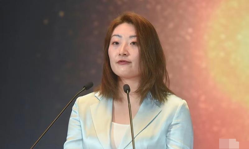 我发现了，
大公主宗馥莉和以前不大一样了，
不是面相上，也不是精气神上，而是她的