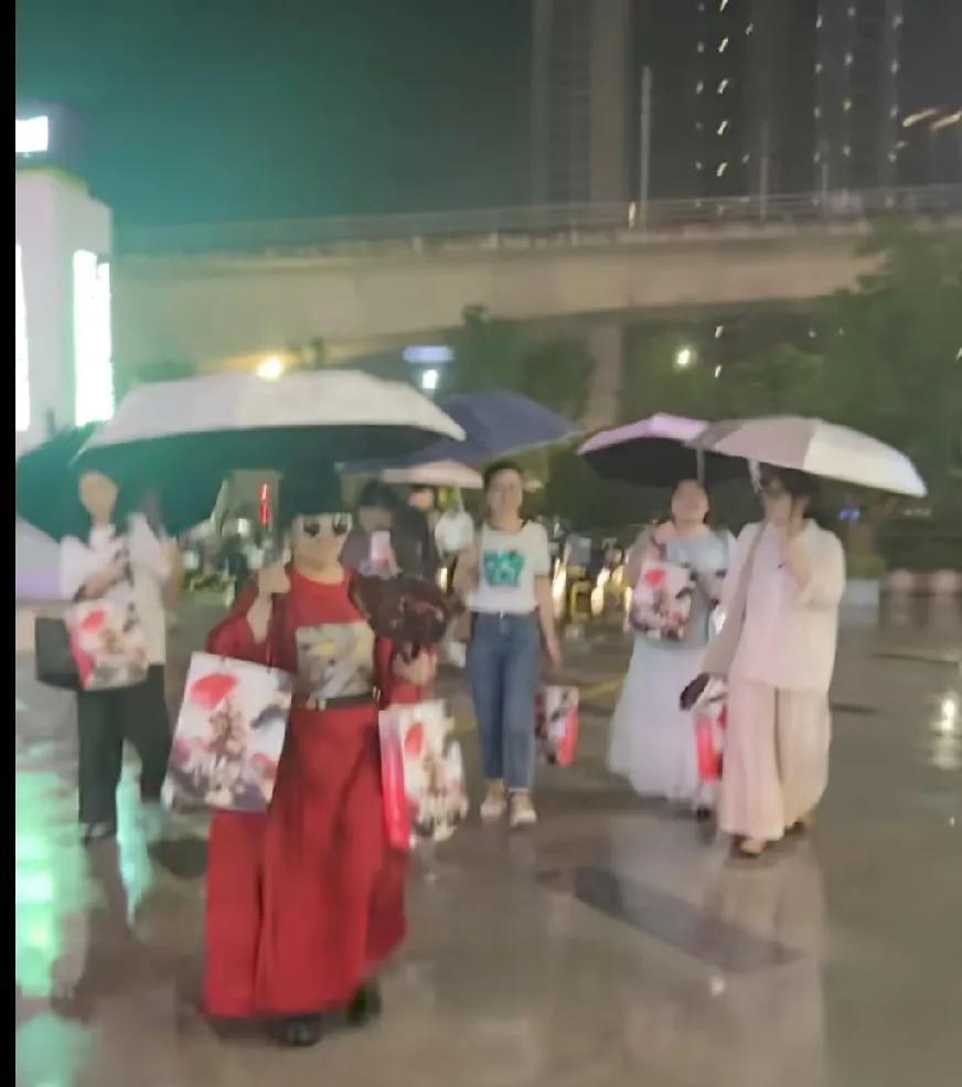 可以看过来啦
看到有很多人问怎么领
然后有粉丝总结了领取方式，
在最后一图
在剧