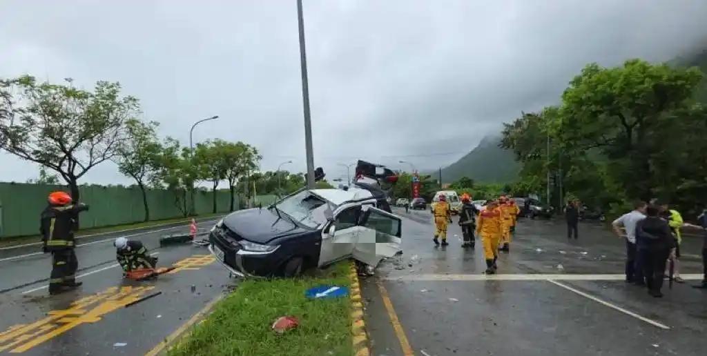 台风天警车失控撞路灯押解犯人当场身亡执法安全谁来守护
九月二十三号中午，台湾花莲