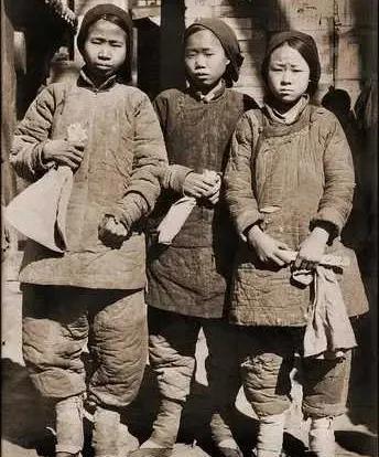 封建愚蠢！至今都想不明白，为什么要缠足做小脚女人呢？是谁发明的？又是谁觉得小脚为