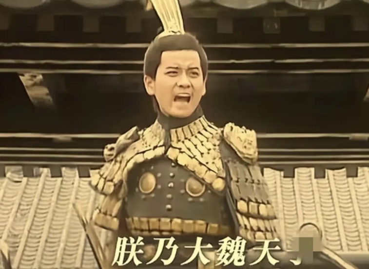 演员姬晨牧说，1990年他15岁的时候，参与拍摄了《三国》，饰演曹髦，他和剧中最
