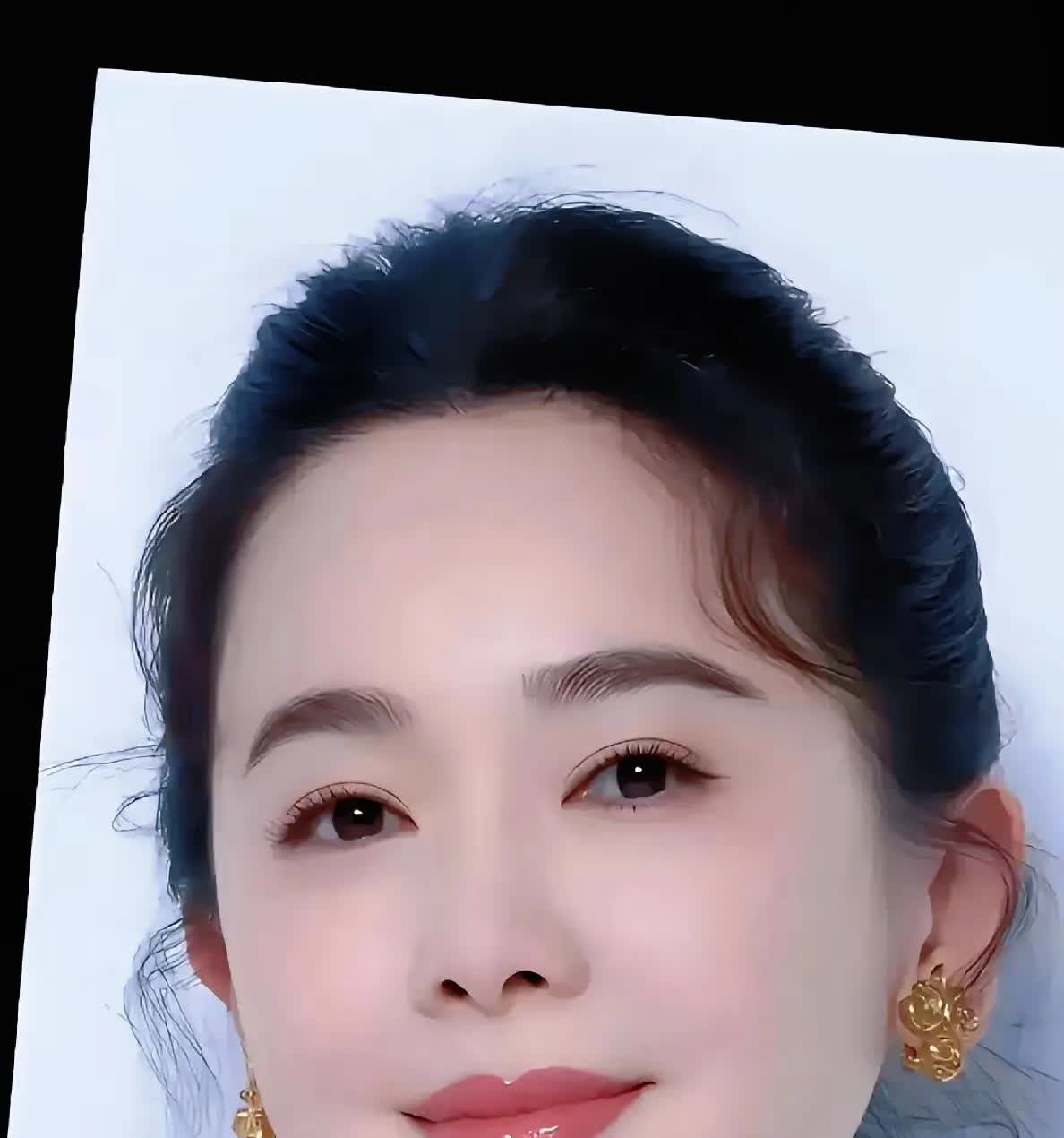 我表姐以前是做模特的，
见过左小青。
说左小青跟电视上看到的完全不一样，
