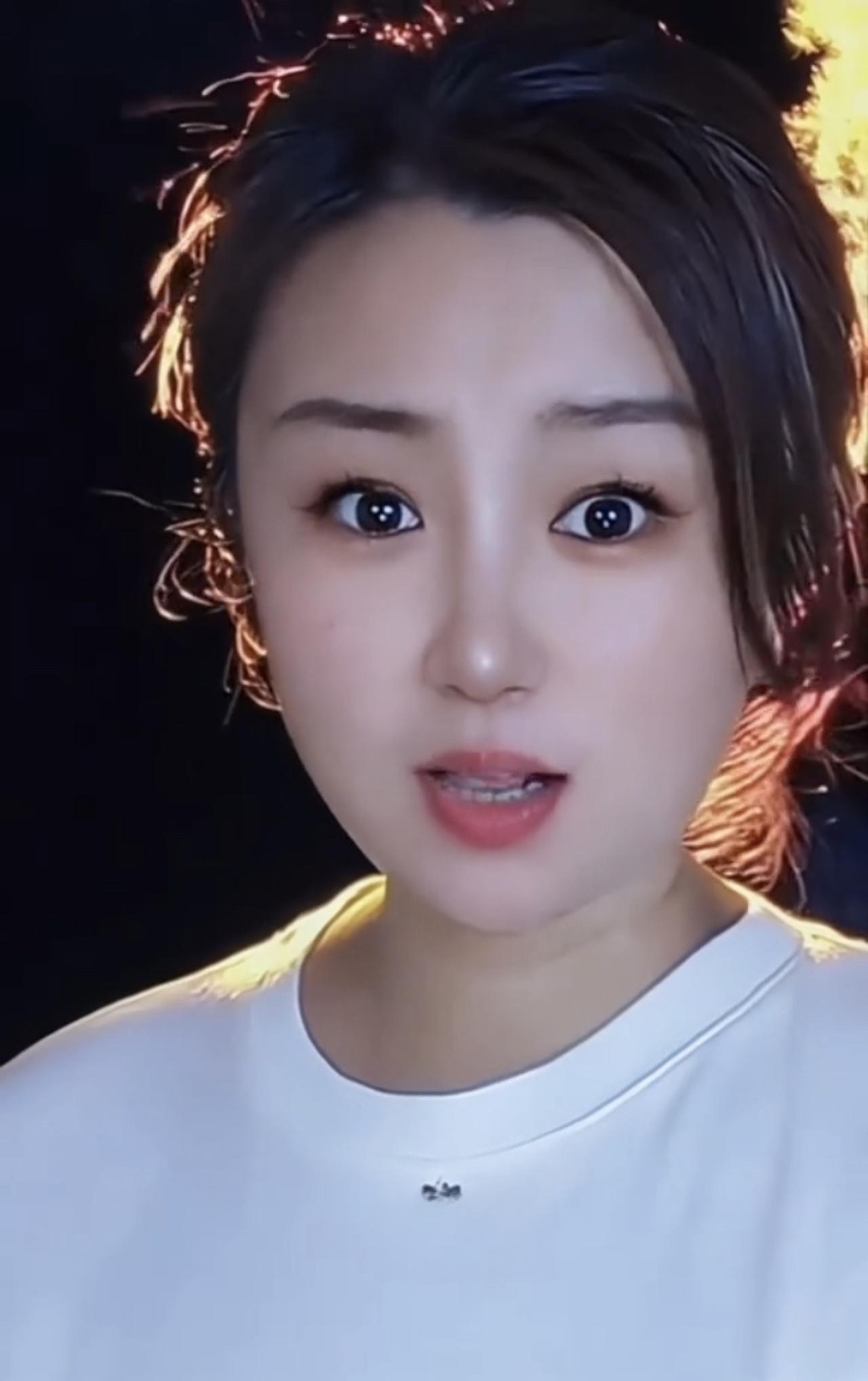 七律·灵魂伴侣
尘世相逢意自通，灵犀一点韵相同。
笑谈风雨情无尽，共赏烟霞趣不穷